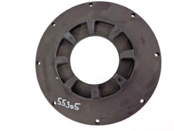 Schwarzes, rundes, mechanisches Teil mit mehreren Schraubenlöchern, hellblau markiert mit 55305. Produkt: Flanschplatte für Antrieb Iveco 6 Zylinder/JD 4 Zylinder.