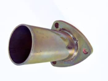 Der Flanschstutzen 4 Zylinder ist ein Metallrohr mit einem Flansch und drei Befestigungslöchern, dargestellt vor einem weißen Hintergrund.