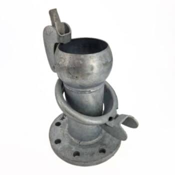 Der Flanschstutzen S70 mit Kugel-Hebelverschlussring ist ein Industrie-Rohrverbinder aus Metall mit rundem Sockel, aufrechtem zylindrischem Körper und U-förmiger Schelle mit schraubenschlüsselähnlichen Enden, dargestellt auf weißem Hintergrund.