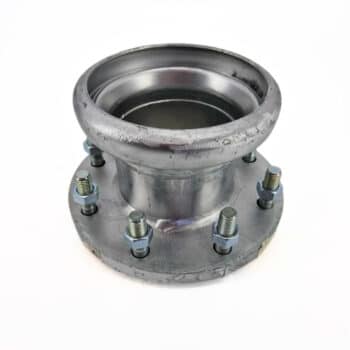 Der Flanschstutzen S73 mit Becher ist ein Rohrflansch aus Metall mit einem aufgeweiteten Ende, sechs Schrauben und einer glatten Innenfläche, die auf einem weißen Hintergrund dargestellt ist.