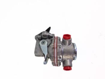 Eine Förderpumpe für 4 Zylinder AGG mit einem grauen Hebel und roten Kunststoffkappen, die auf einem schlichten weißen Hintergrund dargestellt sind.