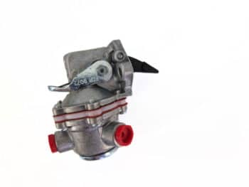 Auf weißem Hintergrund ist eine Förderpumpe für 4 Zylinder AGG abgebildet, die mit roten Kappen und einem angebrachten Hebel versehen ist.