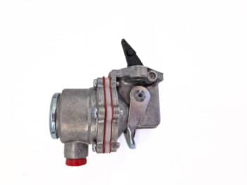 Die Förderpumpe für 4 Zylinder AGG ist ein mechanisches Bauteil aus Metall mit roter Kappe, Hebel und Bolzen, dargestellt auf weißem Hintergrund.