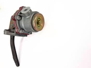 Die Förderpumpe für 6 Zylinder AGG. ist ein mechanisches Hebelelement aus Metall mit rundem Mittelteil und schwarzem Griff auf weißem Grund.