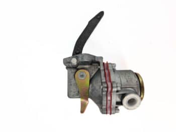 Eine Förderpumpe für 6 Zylinder AGG, eine Metall-Kraftstoffpumpe mit Hebel und Bolzen, dargestellt auf einem schlichten weißen Hintergrund.