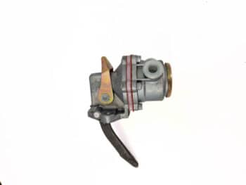 Abgebildet ist eine Förderpumpe für 6 Zylinder AGG mit einem Metallhebel, einem Griff und zwei roten Gummidichtungen auf weißem Hintergrund.