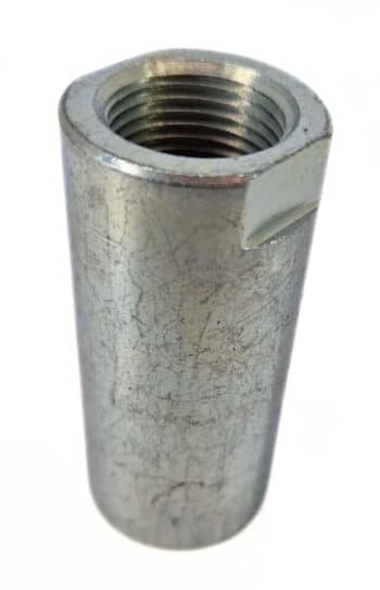 Eine Nahaufnahme der Gewindemuffe 24/Rechtsgewinde, einer metallenen Überwurfmutter mit Innenrechtsgewinde, die zur sicheren Verbindung zweier Gewindestangen oder Rohre dient.