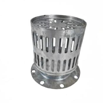 Das Gitter für Sauger VF100 ist ein Dachablaufsieb aus Metall mit vertikalen Schlitzen und einem runden Boden mit sechs Schraubenlöchern, isoliert auf weißem Hintergrund dargestellt.