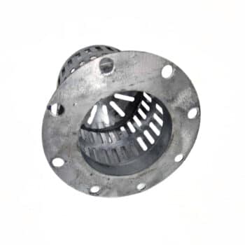 Der Gitter für Sauger VF100 ist ein Bodenablaufsieb aus Metall mit rundem Flansch, geschlitzten Öffnungen und sechs umlaufenden Schraubenlöchern.