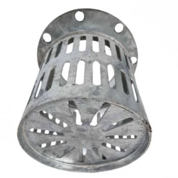 Das Gitter für Sauger VF125 ist ein Dachablaufsieb aus Metall mit senkrechten Schlitzen und rundem Boden, das von unten auf weißem Grund abgebildet ist.