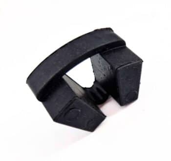 Das Gummilager für Antrieb ist eine schwarze Kunststoff-Federklemme mit einer gebogenen Oberseite und zwei rechteckigen Griffenden, abgebildet auf weißem Hintergrund.