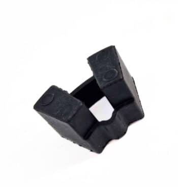 Das Gummilager für Antrieb ist eine schwarze Kunststoffklammer mit einer U-förmigen Öffnung, abgebildet auf weißem Hintergrund.