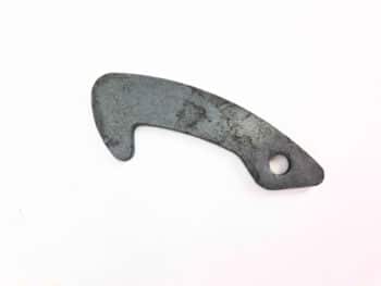 Ein "Haken für Schelle (218)" ist ein flaches, gebogenes Metallstück mit einem hakenförmigen Ende und einem Loch in der Nähe des gegenüberliegenden Endes, das vor einem weißen Hintergrund dargestellt ist.