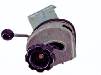 Nahaufnahme eines Handgashebels für IVECO, mit einer mechanischen Komponente aus Metall und einem schwarzen Kunststoffknopf und -hebel, dargestellt vor einem weißen Hintergrund.