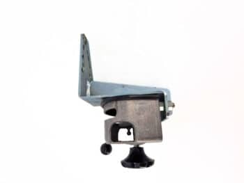 Ein Handgashebel für IVECO mit einer verstellbaren Metallhalterung mit schwarzem Kunststoffknopf und mehreren Befestigungslöchern, dargestellt auf weißem Hintergrund.