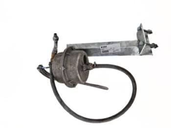 Die Handmembransaugpumpe, ein mechanisches Gerät aus Metall mit einem angeschlossenen Schlauch, ist auf einer Halterung montiert und beschriftet und vor einem weißen Hintergrund abgebildet.