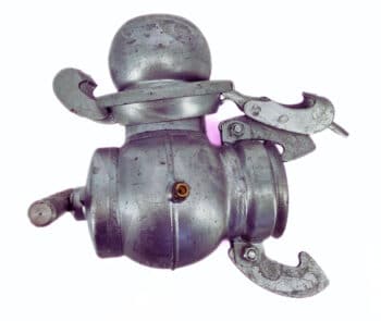 Der HK Anschlussbogen mit Ventilspindel S38/4" verzinkt ist eine verzinkte Metallarmatur mit zwei hakenförmigen Hebelgriffen, einem runden Oberteil und einem Auslauf, abgebildet auf weißem Hintergrund.