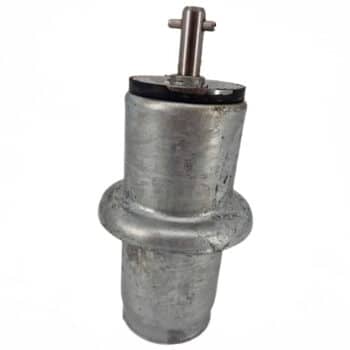 Der Hydrant S221/4 F.S38 ist ein zylindrischer Metallgegenstand mit einem zentralen Flansch und einem vertikalen Stift an der Spitze, der vor einem weißen Hintergrund dargestellt ist.