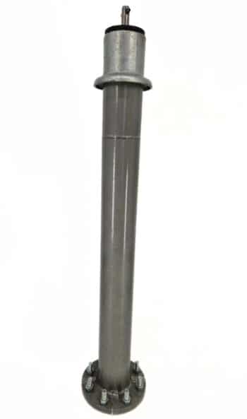 Der Hydrant S221/9 F. S38 ist ein aufrechtes, zylindrisches Metallrohr mit einem angeflanschten Boden, mehreren Bolzen und einem Deckel auf weißem Hintergrund.