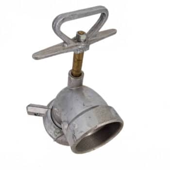 Das Ventil Hydrantbogen 100X4 besteht aus einem Metallgehäuse mit einem T-förmigen Griff und einer Gewindeöffnung, die isoliert auf einem weißen Hintergrund dargestellt ist.