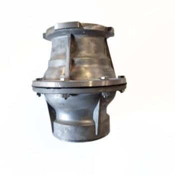 Der Hydrantkopf 100X4 ist eine metallische Industriearmatur mit Flanschanschluss, dargestellt auf einem schlichten weißen Hintergrund.