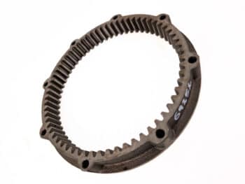 Ein Zahnkranz für IVECO 4 Zylinder, ein kreisförmiger Metallzahnkranz mit Innenverzahnung und Schraubenlöchern, seitlich mit 69154 gekennzeichnet, ist auf weißem Hintergrund abgebildet.