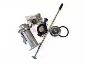 Ein Satz Kleinteile zur Ausblaseinrichtung ohne Kugel, bestehend aus einem Metallzylinder, einer Stange, Dichtungen, Schrauben in einer Plastiktüte und runden Teilen, die auf einem weißen Hintergrund dargestellt sind.