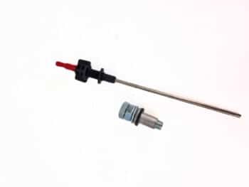 Die Kühlflüssigkeitsanzeige ELCOS besteht aus einem Metallstab mit einem schwarz-roten Kunststoffgriff und einem separaten silbernen Metallbolzen mit Sechskantkopf, alles auf weißem Hintergrund.