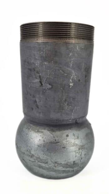 Eine Kugel HK108 x 4 "Außengewinde - ein zylindrischer Metallgegenstand mit Außengewinde oben, einer sich leicht verjüngenden Mitte und einem abgerundeten Boden - ist isoliert auf einem weißen Hintergrund abgebildet.