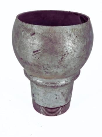 Die Kugel mit Gewinde S74 ist ein Metallfitting mit einem kugelförmigen Oberteil und einem Gewindeunterteil, mit sichtbaren Oberflächenabnutzungen und Kratzern, dargestellt auf weißem Hintergrund.