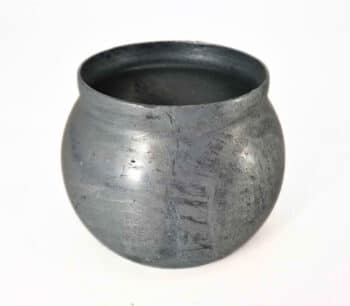 Die Kugel S1 - verzinkt ist ein runder, geschwärzter Tontopf mit breiter Öffnung und glatter, leicht spiegelnder Oberfläche, abgebildet auf einem schlichten weißen Hintergrund.