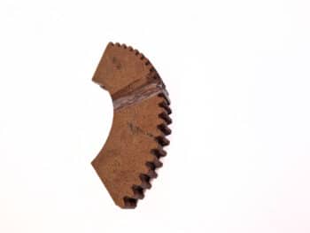 Nahaufnahme eines segmentierten, braunen Kupplungsbelages BD130 in Bogenform mit sichtbaren Zähnen, fotografiert vor weißem Hintergrund.