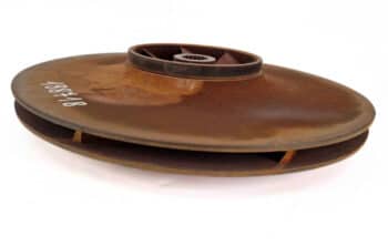 Das Laufrad MG 125/2B von Laufrad/MEC ist ein Metalllaufrad mit sichtbarer Oberflächenkorrosion und einer zentralen Nabe, die auf einem weißen Hintergrund ruht.