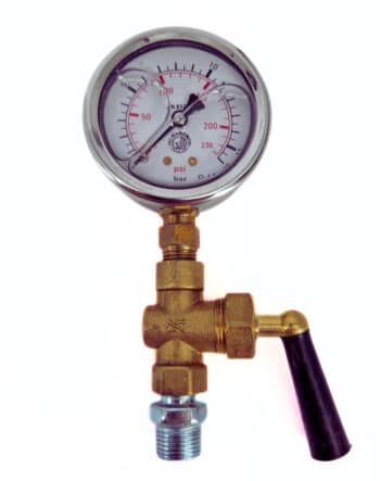 Das Glyzerin Manometer von Hahn ist ein Manometer aus Messing mit einem schwarzen Hebelgriff und einer weißen Skala, die den Druck in psi und bar anzeigt.