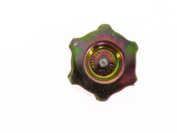 Der Motorölverschluss ist ein metallischer Öldeckel mit der Prägung "OLIO MADE IN ITALY", der auf einem schlichten weißen Hintergrund steht.