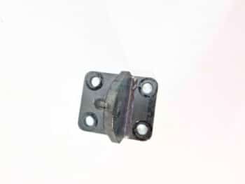 Bei der Motoraufhängung hinten handelt es sich um eine Metallhalterung mit vier Löchern und einem erhabenen Mittelteil, die auf einem schlichten weißen Hintergrund angebracht ist.