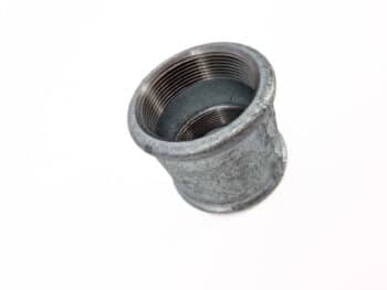 Die Muffe 2" Innengewinde ist eine Metallrohrverschraubung mit Innengewinde, die vor einem weißen Hintergrund dargestellt ist.