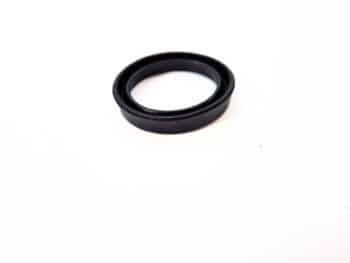 Ein Nutring NI30-38-7, ein schwarzes, rundes Siegel, wird auf eine glatte, weiße Fläche gelegt.