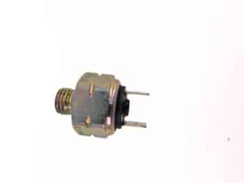 Der Öldruckschalter 6 Zylinder ist ein Drucksensor aus Metall und Kunststoff mit einem Gewindeende und zwei elektrischen Anschlüssen, die auf weißem Hintergrund dargestellt sind.