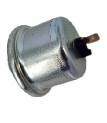 Ein zylindrischer Öldrucksensor für Elcos aus Metall mit zwei elektrischen Zinken, isoliert auf weißem Hintergrund.