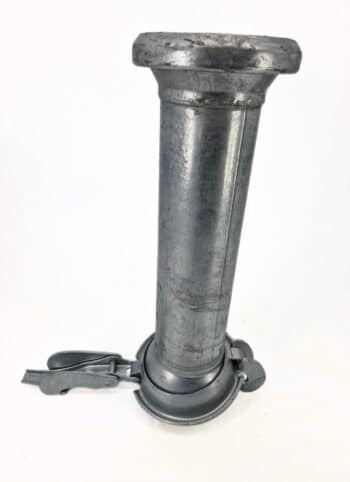 Das Passrohr 0,5m, eine Feuerwehrschlauchkupplung aus Metall mit Hebelklemmung, ist aufrecht stehend auf weißem Hintergrund abgebildet.