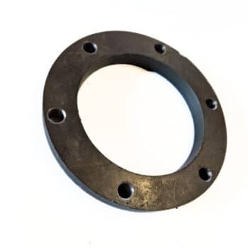 Ein Pumpenflansch LA 100, ein schwarzer Metallflansch mit sechs gleichmäßig verteilten Schraubenlöchern, ist auf weißem Hintergrund abgebildet.