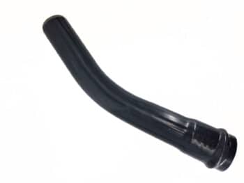 Ein PVC-Druckbogen PN10 D140, schwarz und leicht gebogen mit einem ausgestellten Ende, ist auf weißem Hintergrund abgebildet.