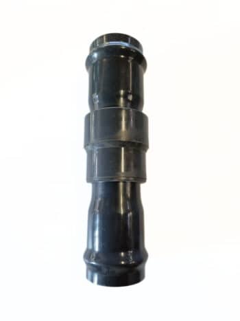 Die Reduktion ist eine schwarze Kunststoffrohrverschraubung mit einer zentralen Kupplung und zwei sich verjüngenden Enden, die senkrecht vor einem weißen Hintergrund dargestellt ist.