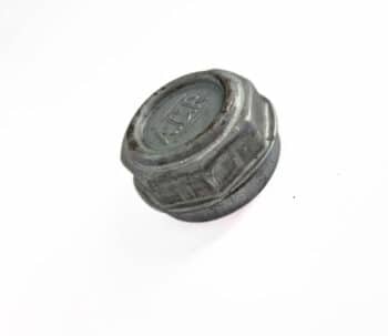 Eine einzelne sechseckige Metallkappe "Radkappe für Aggregat" mit geprägten ADR-Schriftzügen auf der Oberseite ist vor einem schlichten weißen Hintergrund angebracht.