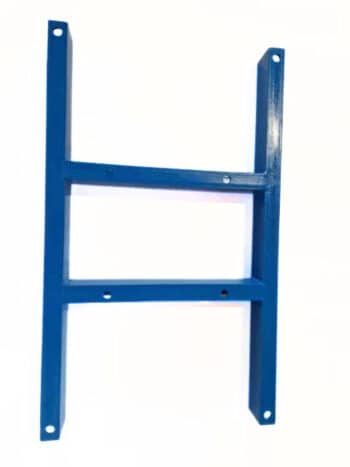 Der Rahmen TS100/1 ist ein blauer, rechteckiger Metallrahmen mit vier Befestigungslöchern und einem horizontalen Mittelsteg, der auf einem weißen Hintergrund abgebildet ist.