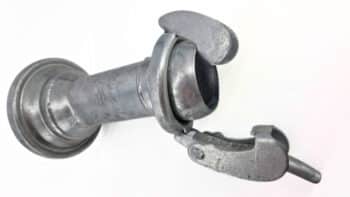 Nahaufnahme einer alten Reduktion Bauer S81 Metall-Feuerwehrschlauchkupplung mit einem offenen Verriegelungsmechanismus, dargestellt auf weißem Hintergrund.