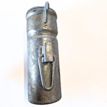 Ein zylindrischer Metallbehälter mit der Bezeichnung "Reduktion mit Schlaufenverschluss 100 (Schlaufe) auf 80 (Nase)", der mit einem Scharnierdeckel, einem Verriegelungsmechanismus und einem seitlichen Clip ausgestattet ist.