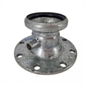 Sauganschluss mit Becher für Pumpe MEC 125/2: Silberner Metallrohrflansch mit sechs Schraubenlöchern, einem seitlichen Gewindeanschluss und einer schwarzen Gummidichtung an der Oberseite; dargestellt auf weißem Hintergrund.