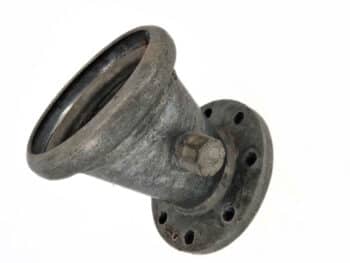 Der Sauganschluss mit HK159 Becher für Pumpe FAMOS FV100 DN100 ist eine Rohrverschraubung aus Metall mit geflanschtem Boden, abgewinkelter Öffnung und Sechskantschraube an der Seite, dargestellt auf weißem Hintergrund.